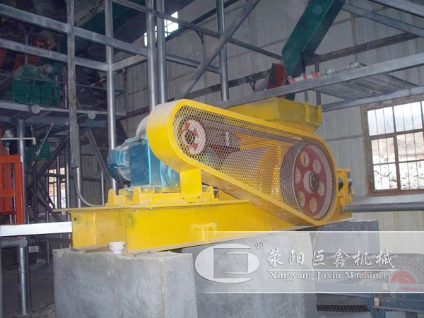 液壓對(duì)輥制砂機(jī)設(shè)備